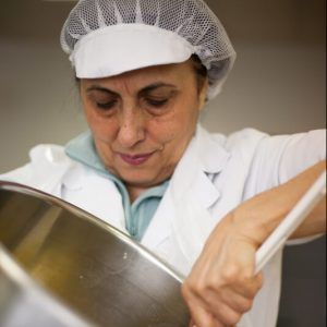 Mamá Lola mezclando bien la masa